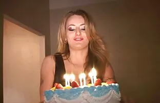 Star slut ama succhiare in una folla solo video porno amatoriali italiani di uomini con un deepthroat su una gangbang