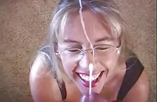 Un video porno amatoriali ragazze sottile, gemendo Latina con una latta speciale è tirato con figa e culo di lei, contorto anale e figa