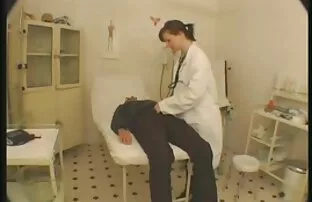 Fragile ragazza che ama cazzo profondo da un porrno amatoriale enorme cazzo nero