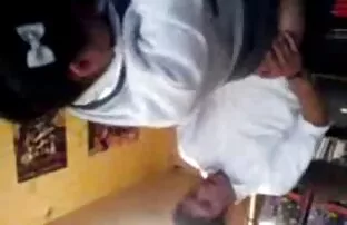 Una giovane ragazza amatoriale porno xxx non ha scampo da una lotta con i ragazzi