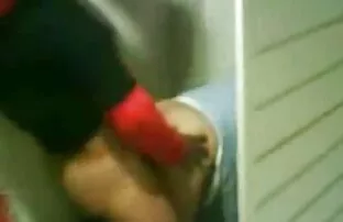 Giovane bruna pornografia amatoriale formosa accarezzando con un vibratore sulla sua casa webcam monitor