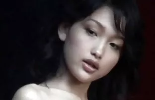 Una porno star matura che mette in scena una spogliarellista davanti video pono amatoriali a questi uomini e li scopa