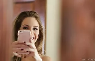 Hottie in lingerie luminosa si masturba giocosamente su video poeno amatoriali strade soleggiate