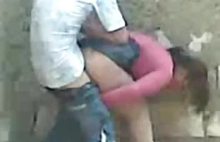 Un giovane slut pporno amatoriale fornicates con un fatto in casa porno