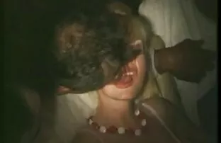 Donne mature video amatoriali italiani xxx in scena un sesso di gruppo pervertito con il rilascio di urina e cazzo dildo