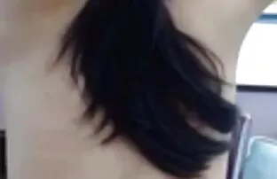 Un siti porno video amatoriali giovane dilettante cerca sesso con un lungo cazzo su un webcam monitor