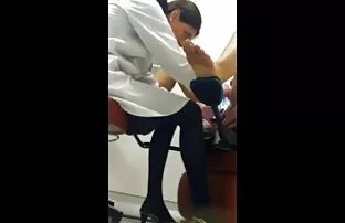 Una video porno amatoriale reale giovane donna in calze scure pugni la sua figa rasata da sola
