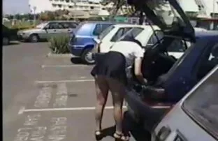 Donna volontariamente amatoriali sex video raggiungere l'orgasmo da un cazzo di macchina e un vibratore nel corridoio
