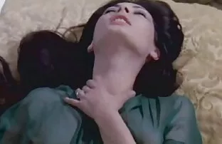 Vecchio pervertito adorabile vestito la sua ragazza in un perfetto bambola costume prima sesso amatoriale youporn cazzo