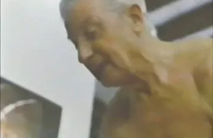 Una cagna con un tatuaggio succhia un ussaro di un idiota trans amatoriale xxx a suo marito