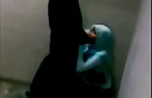 Fragile e piccola ragazza sesso con un uomo amatorial porn video maturo con un grosso cazzo