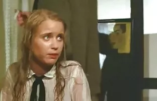 Bella ragazza xxxx amatoriale in una scena porno lesbiche con la lingua e le dita