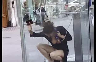 Giovane slut in video amatoriale trio tacchi succhia il boner di un serraggio 69