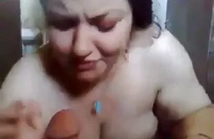 Una troia con tette piccole ha invitato un tizio a scopare in bagno trio amatoriale video