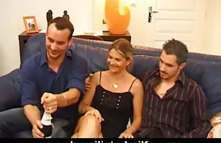 Un uomo con un grosso video porno moglie cuckold cazzo, patatine fritte, anale, bionda con bei capelli
